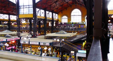 Einkaufen in der großen Markthalle Budapest