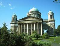 Frontansicht der Basilika in Esztergom